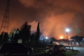 Cinco heridos y cientos de evacuados tras incendio en una refinería en provincia indonesia de Java Occidental