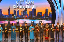 Vietnam honra a personas en la primera línea de combate contra el COVID-19