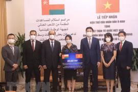 Reciben donación de Omán para pobladores vietnamitas afectados por inundaciones