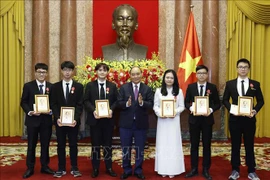 Presidente vietnamita otorga Orden de Trabajo a estudiantes galardonados de premios internacionales
