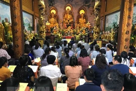 Vietnamitas en Laos rezan por la paz y prosperidad 