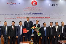 Entregan certificado al primer inversor extranjero en proyecto en provincia vietnamita de Binh Dinh