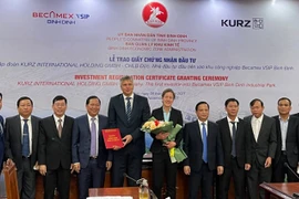 Entregan certificado al primer inversor extranjero en proyecto en provincia vietnamita de Binh Dinh