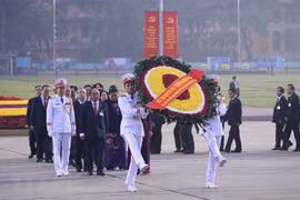 Delegados del XIII Congreso partidista rinden homenaje al Presidente Ho Chi Minh