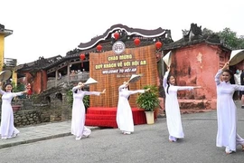 Casco antiguo Hoi An de Vietnam da bien venida a primeros viajeros extranjeros