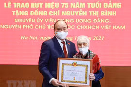 Confieren al expresidenta de Vietnam insignia por 75 años de membresía del PCV