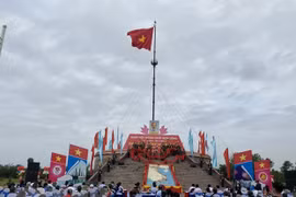 Efectúan acto de izamiento de bandera por Día de Reunificación Nacional de Vietnam