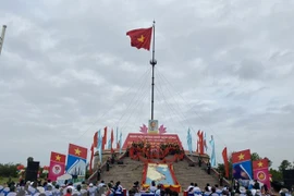 Efectúan acto de izamiento de bandera por Día de Reunificación Nacional de Vietnam