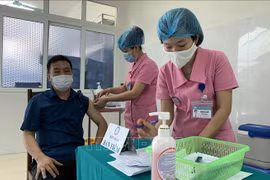 Más de 585 mil vietnamitas vacunados contra el COVID-19