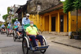 Vietnam recibirá a turistas extranjeros por vía marítima y terrestre