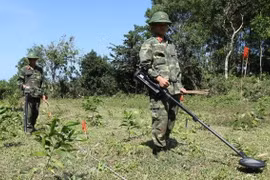 Cooperan para superar secuelas de explosivos remantes de la guerra en Vietnam