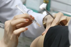 Establece Vietnam grupos prioritarios para vacunación gratuita del COVID-19