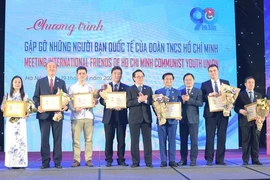 Vietnam otorga distinción a extranjeros por su contribución al desarrollo de la juventud