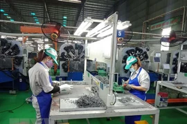 Vietnam incrementa apoyo a trabajadores afectados por el COVID-19 