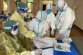 Laos valora experiencias de expertos vietnamitas contra el COVID-19