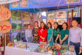 Promocionan en Laos gastronomía y souvenirs de Vietnam