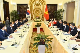 Vietnam y Corea del Sur aspiran a elevar comercio bilateral a 100 mil millones de dólares