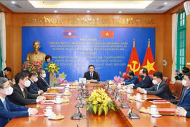 Vietnam y Laos fortalecen el intercambio de teorías entre dos partidos 