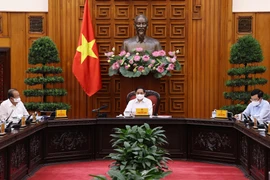  Primer ministro de Vietnam preside reunión sobre la lucha contra COVID-19
