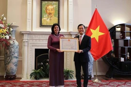 Confieren Orden de Amistad a exembajadora cubana en Vietnam