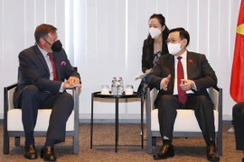Presidente del Parlamento de Vietnam se reúne con gerentes de varios grupos en Bélgica