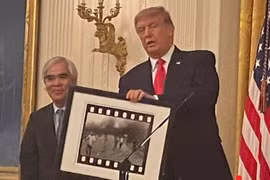 Autor de instantánea “La Niña del Napalm” recibe medalla de EE.UU.