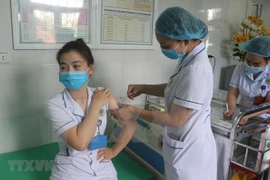 Casi 107 mil personas vacunadas contra COVID-19 en Vietnam