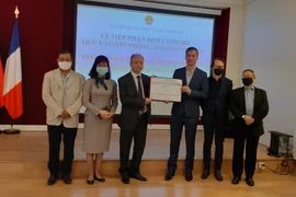 Compatriotas y amigos en Francia apoyan a lucha antiepidémica en Vietnam