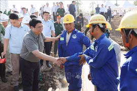 Premier vietnamita inspecciona importantes obras de transporte en el sur