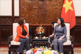 Presidenta interina de Vietnam recibe a directora nacional del BM