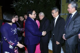 Primer ministro de Vietnam se reúne con la comunidad de connacionales en Hungría
