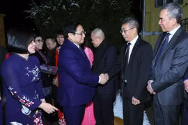 Primer ministro de Vietnam se reúne con la comunidad de connacionales en Hungría