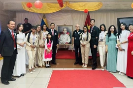 Presentan belleza de la cultura vietnamita a jóvenes de Venezuela