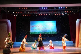 Contemplan danzas folclóricas punjabíes de la India en Ben Tre
