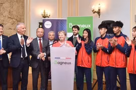 Alcaldesa de Bagneux recibe a atletas vietnamitas de taekwondo