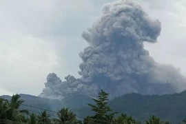 Entra en erupción volcán Dukono de Indonesia