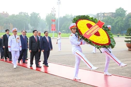 Dirigentes vietnamitas rinden tributo al Presidente Ho Chi Minh con motivo de efeméride nacional