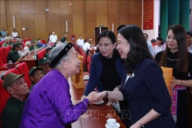 Presidenta interina entrega regalos a personas con mérito revolucionario y niños desfavorecidos