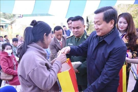Vicepremier vietnamita visita y entrega regalos en Dien Bien por motivo del Tet
