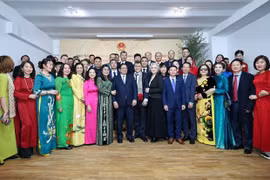 Premier se reúne con la comunidad vietnamita en Rumania