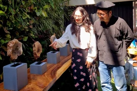 Celebran exposición de fotos impresas sobre madera de café