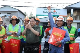 Primer ministro alienta a las fuerzas de servicio durante el Tet en Can Tho