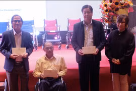 Fundación japonesa regala sillas de ruedas a discapacitados de Da Nang