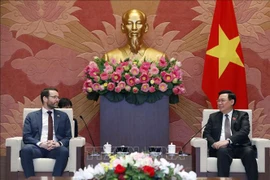 Presidente del Parlamento vietnamita recibe al embajador británico 