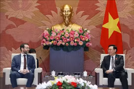 Presidente del Parlamento vietnamita recibe al embajador británico 