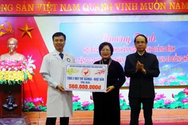 Donan dos máquinas de hemodiálisis a Hospital de amistad Vietnam-Cuba