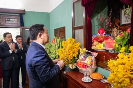 Titular del Parlamento rinde tributo al Presidente Ho Chi Minh