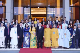 Presidente parlamentario recibe a delegados destacados de Hanoi 