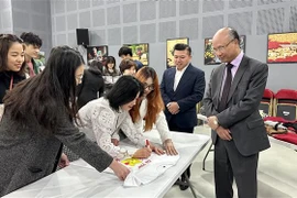 Feria solidaria de estudiantes vietnamitas en Francia para mar e islas del país