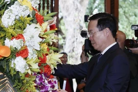 Titular del Estado vietnamita rinde tributo al Presidente Ho Chi Minh